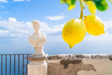 Ravello köyü parkı. İtalya 'nın Amalfi sahillerinde antik heykeller var.