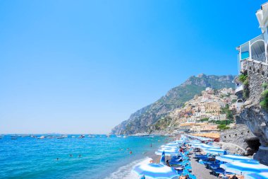 Positano 'nun deniz ve plajı - İtalya' nın ünlü eski İtalyan tatil beldesi