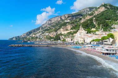 Amalfi eski şehir ve yaz plajı Şemsiyeli, İtalya