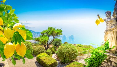 Capri Adası, İtalya 'nın Solaro Dağı' ndan deniz ve bahçe manzarası