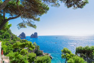Ünlü Faraglioni Kayalıkları ve Capri Adası coast, İtalya, tonda retro