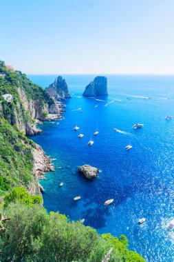 Ünlü Faraglioni Kayalıkları ve Capri Adası coast, İtalya, tonda retro