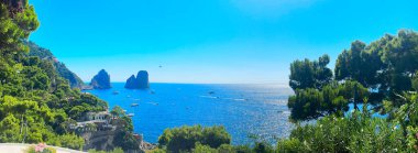 Ünlü Faraglioni uçurumları ve limonlu Capri adası kıyıları, İtalya, retro tonlu