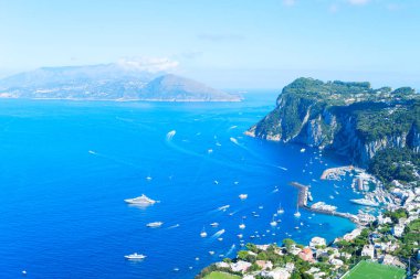 Güzel Marina Grande limanı manzarası yukarıdan, Capri Adası, İtalya, web pankartı formatı