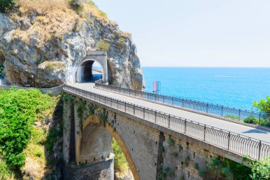 Amalfi yaz kıyılarında deniz suyu, İtalya ile ünlü pitoresk yolu viyadük