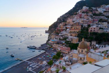 Geceleri Positano Körfezi - İtalya 'nın ünlü eski İtalyan tatil köyü