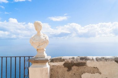 Ravello köyü parkı. İtalya 'nın Amalfi sahillerinde antik heykeller var.