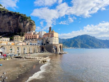 Amalfi yaz kıyıları ve tekneli Tyrhenian denizi, İtalya