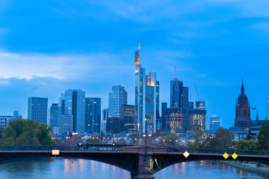 Frankfurt 'un ufuk çizgisi Gece Ana Şehir, Almanya