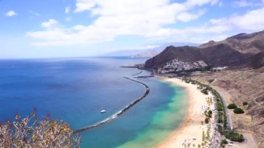 Las Teresitas beach, San Andres Köyü ve Tenerife dağlarında havadan görünümü.