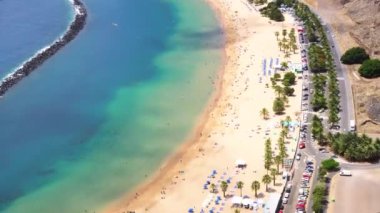 Las Teresitas beach, San Andres Köyü ve Tenerife dağlarında havadan görünümü.