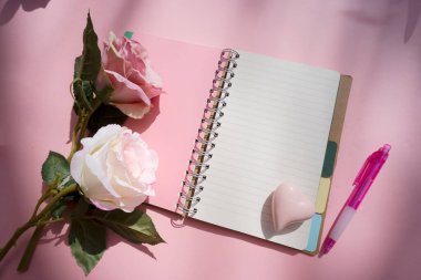 Sevgililer Günü arkaplanı pembe arkaplanlı ve gölgeli iki kalp.