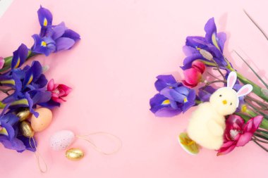 Komik tavşan kulakları, yumurta ve çiçeklerle süslenmiş Paskalya sahnesi