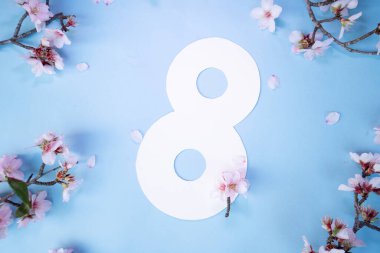 Badem çiçekleri mavi bahar arka planında, 8 Mart bayram arka planında, 8 Mart uluslararası kadınlar için çiçekler