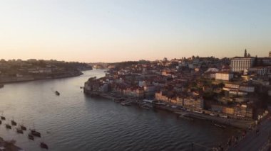 Parlak bir günde eski kasaba Porto 'nun renkli manzarası Portekiz' de Douro nehri üzerinde Ponte Dom Luis köprüsü. Oporto, turistik Akdeniz şehri