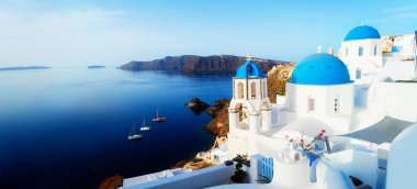 Beyaz kilise çan kulesi ve deniz manzaralı volkan kalderası, Santorini Adası, Yunanistan, sancak hakkında güzel detaylar