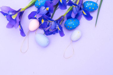 Renkli yumurtalar ve iris çiçekleriyle Paskalya sahnesi