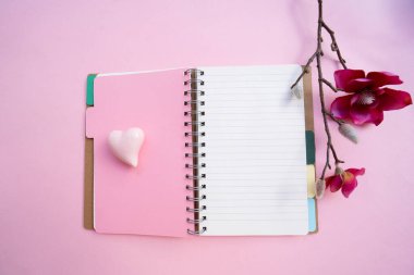 Sevgililer Günü arkaplanı pembe arkaplanlı, gölgeli pembe kalpli.