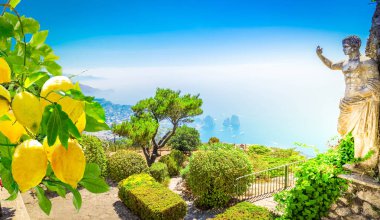 Capri Adası, İtalya 'nın Solaro Dağı' ndan deniz ve bahçe manzarası
