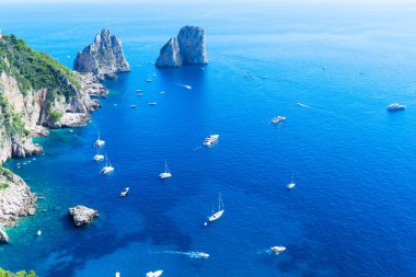Ünlü Faraglioni Kayalıkları ve Capri Adası coast, İtalya, tonda retro