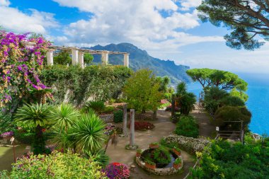 İtalya 'nın Amalfi sahilinde deniz aşırı kiliseleri olan Ravello köyü.