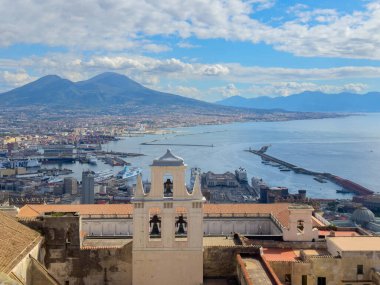 Napoli 'nin panoramik şehir manzarası Vezüv yanardağı ile gün batımında, İtalya