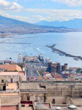 Napoli 'nin panoramik şehir manzarası Vezüv yanardağı ile gün batımında, İtalya
