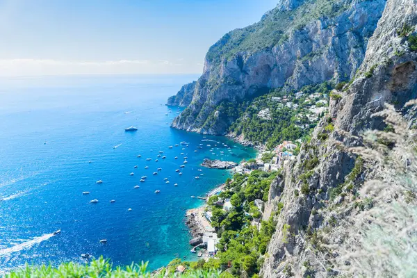 Ünlü Faraglioni Kayalıkları ve Capri Adası coast, İtalya, tonda retro
