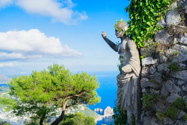 Güzel yaz lüks doğa ve Capri Adası, İtalya, retro tonda mimarisi