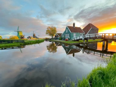 Kırsal Hollanda 'nın küçük tarihi kasabası Zaanse Schans' ın günbatımında ufuk çizgisi ilkbaharda Hollanda