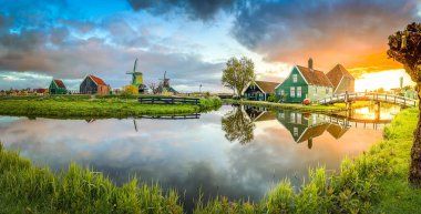 Kırsal Hollanda 'nın küçük tarihi kasabası Zaanse Schans' ın günbatımında ufuk çizgisi ilkbaharda Hollanda