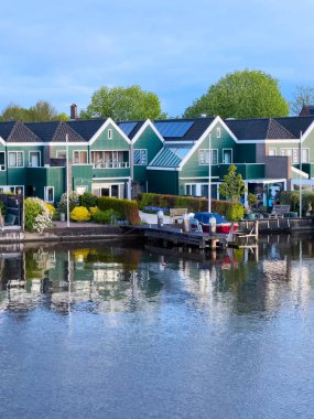 Kırsal Hollanda 'nın küçük tarihi kasabası Zaanse Schans' ın günbatımında ufuk çizgisi ilkbaharda Hollanda