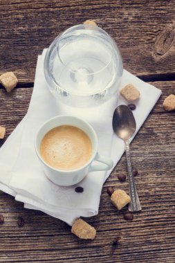 Kahveli beyaz fincan ahşap masada, 2025 yılının mocha mus rengi.