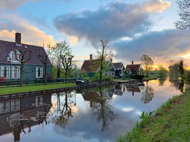 Kırsal Hollanda 'nın küçük tarihi kasabası Zaanse Schans' ın günbatımında ufuk çizgisi ilkbaharda Hollanda