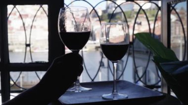 Şarap testi, bardaklar ve içki.