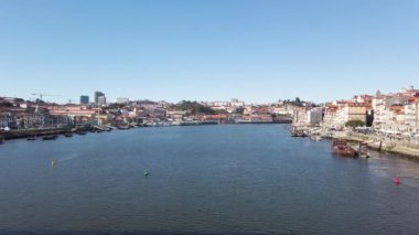 Parlak bir günde eski kasaba Porto 'nun renkli manzarası Portekiz' de Douro nehri üzerinde Ponte Dom Luis köprüsü. Oporto, turistik Akdeniz şehri