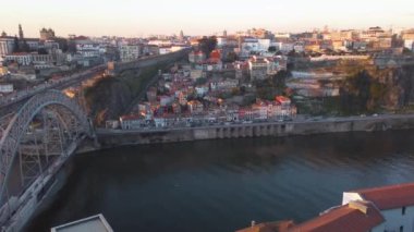 Eski kasaba Porto 'nun renkli manzarası, Portekiz' de Douro nehrinin üzerindeki Ponte Dom Luis köprüsü. Oporto, turistik Akdeniz şehri