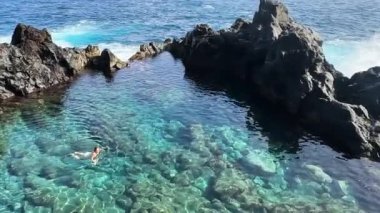 Atlantik okyanusunda doğal kaya havuzunda yüzen bir kadın, Canarias Tenerife