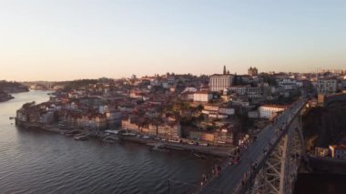 Parlak bir günde eski kasaba Porto 'nun renkli manzarası Portekiz' de Douro nehri üzerinde Ponte Dom Luis köprüsü. Oporto, turistik Akdeniz şehri