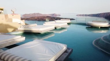 Temiz havuz suyu ve Santorini kalderası manzarası, Yunanistan