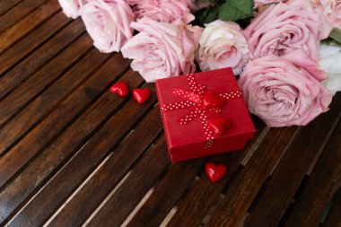 Çiçekli pembe gül buketi hediye kutusu, Sevgililer Günü arka planı