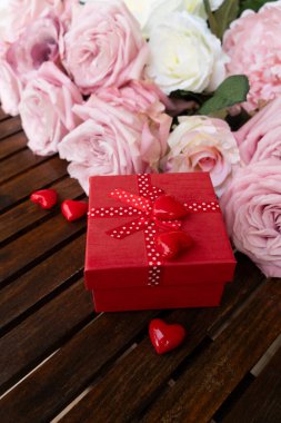 Çiçekli pembe gül buketi hediye kutusu, Sevgililer Günü arka planı