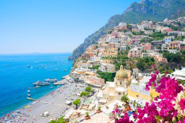 Positano şehir ve plaj görünümü - çiçekleri ile yaz ünlü eski İtalyan tatil, İtalya