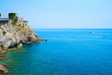 İtalya 'nın temiz mavi sularıyla Amalfi kasabası ve yaz plajı