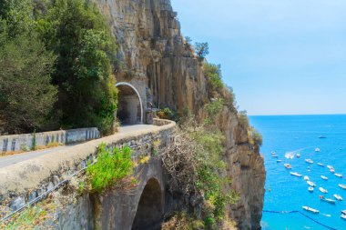Amalfi kıyısının ünlü virajlı yolu, çiçeklerle dolu yaz, İtalya