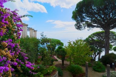 İtalya 'nın Amalfi sahilinde deniz aşırı kiliseleri olan Ravello köyü.