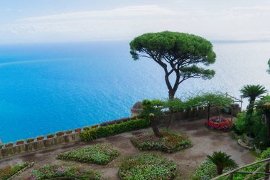 İtalya 'nın Amalfi sahilinde deniz aşırı kiliseleri olan Ravello köyü.