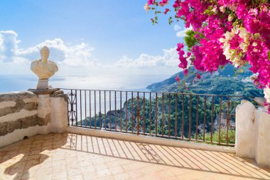 Ravello köyü parkı. İtalya 'nın Amalfi sahillerinde antik heykeller var.