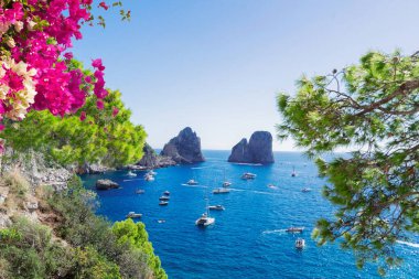 Ünlü Faraglioni Kayalıkları ve Capri Adası coast, İtalya, tonda retro