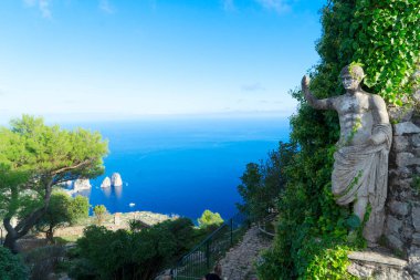 Güzel yaz lüks doğa ve Capri Adası, İtalya, retro tonda mimarisi